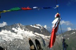Auf dem Gipfel wehen Gebetsfahnen. Fast so wie in Tibet. Auf dem Gipfel wehen Gebetsfahnen. Fast so wie in Tibet.