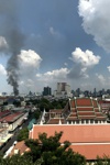 Blick über Bangkok mit Hausbrand und vielen Rettungsfahrzeugen.