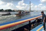 Mit dem Express Boot über den vielbefahrenen Chao Phraya Fluss.