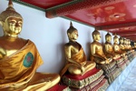 In den Innenhöfen befinden sich unzählige sitzende Buddhas.