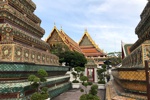 Durchgang zwischen den 42 m hohen Phra Maha Chedi Si Ratchakan.
