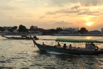 Unterwegs auf dem Chao Phraya Fluss zu Wat Arun.