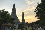 Wat Arun mit rotem Himmel im Sonnenuntergang.