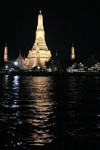 Das Wat Arun erstrahlt in dunkler Nacht.