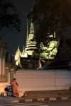 Auf dem Weg zur Metro nochmal das Wat Pho bei Nacht.