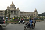Das Parlamentsgebäude von Karnataka (Vidhana Soudha).