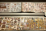 Replik aztekischer Codexes in prächtigen Farben.