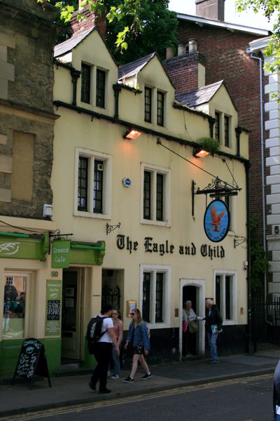 Der Pub von Tolkien und Lewis "The Eagle and Child". Der Pub von Tolkien und Lewis "The Eagle and Child".