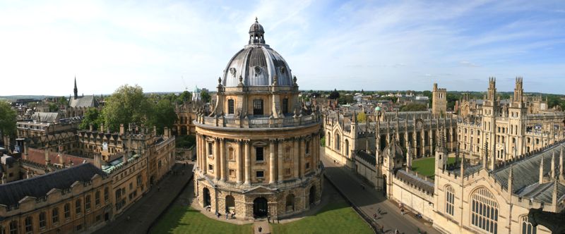 Der Radcliffe Square mit der Radcliffe Camera (Bibliothek). Der Radcliffe Square mit der Radcliffe Camera (Bibliothek).