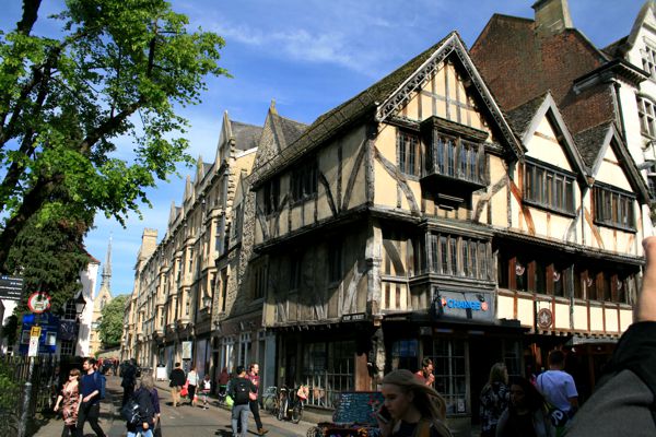 Die Fußgängerzone mit alten Fachwerkhäusen in Oxford. Die Fußgängerzone mit alten Fachwerkhäusen in Oxford.