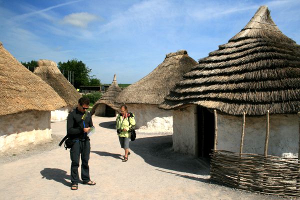 Steinzeitdorf mit Hütten aus Lehm und Stroh. Steinzeitdorf mit Hütten aus Lehm und Stroh.