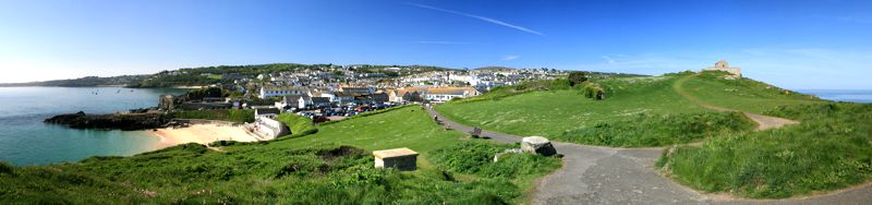 Blick vom St. Ives Head nach St. Ives mit der Kapelle St. Nicholas (rechts). Blick vom St. Ives Head nach St. Ives mit der Kapelle St. Nicholas (rechts).