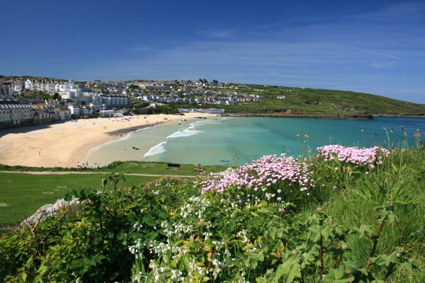 Porthmeor Beach von der Kapelle St. Nicholas aus. Porthmeor Beach von der Kapelle St. Nicholas aus.