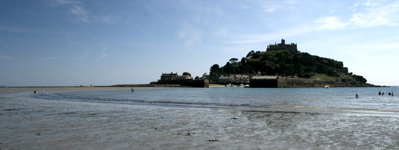 Der St. Michael’s Mount kann bei Niedrigwasser trockenen Fußes erreicht werden. Der St. Michael’s Mount kann bei Niedrigwasser trockenen Fußes erreicht werden.