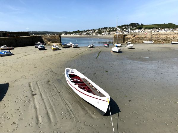 Der Hafen liegt bei Ebbe trocken und die Boote auf dem Sand. Der Hafen liegt bei Ebbe trocken und die Boote auf dem Sand.
