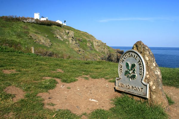 Lizard Point mit Leuchtturm und Jugendherberge im Hintergrund. Lizard Point mit Leuchtturm und Jugendherberge im Hintergrund.