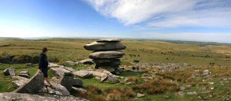 Cheesewring mit Blick über die weiter leuchtende Moorlandschaft. Cheesewring mit Blick über die weiter leuchtende Moorlandschaft.