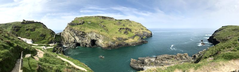 Panoramablick vom Tintagel Castle (links) bis Barras Nose (links). Panoramablick vom Tintagel Castle (links) bis Barras Nose (links).