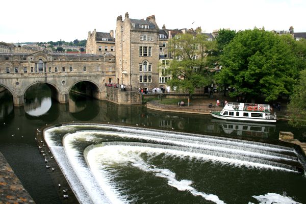Pulteney Bridge über den Fluss Avon. Pulteney Bridge über den Fluss Avon.