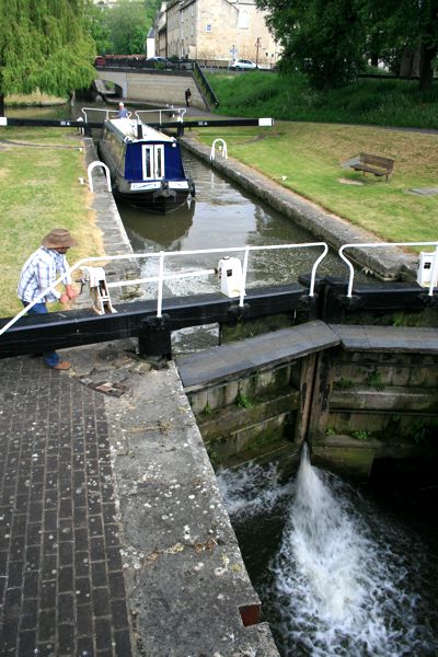 Hausbootschiffer an der manuellen Kennet - Avon Schleuse.* Hausbootschiffer an der manuellen Kennet - Avon Schleuse.*