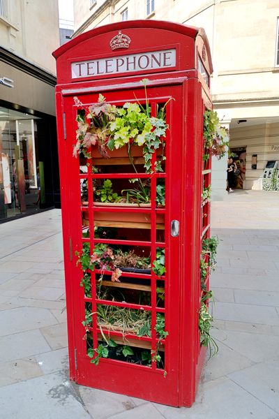 Die typischen britischen Telefonzellen werden weiterverwendet. Die typischen britischen Telefonzellen werden weiterverwendet.