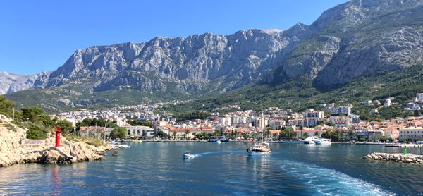 Hafeneinfahrt nach Makarska von der Fähre aus.