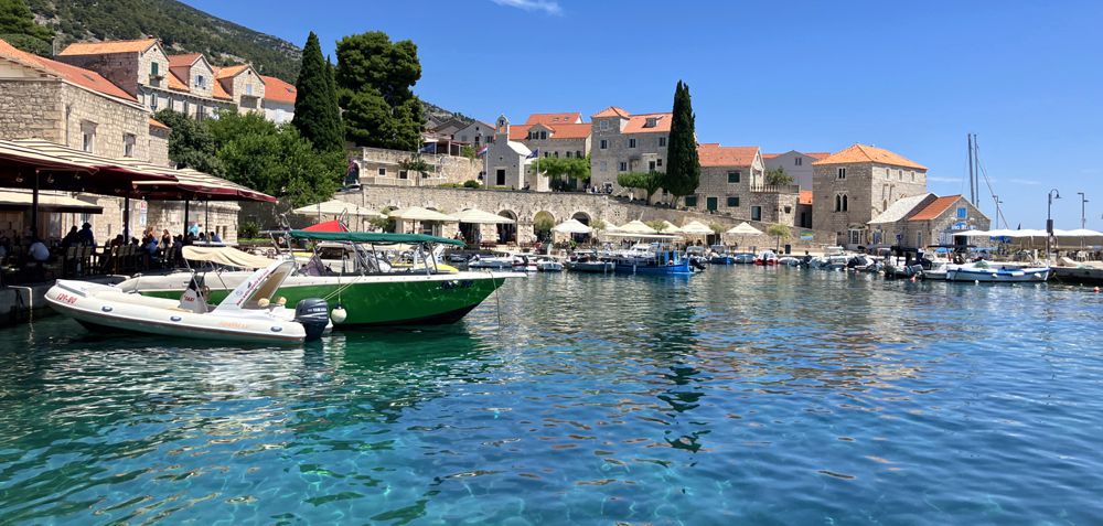 Der Hafen von Bol auf der Insel Brač. Der Hafen von Bol auf der Insel Brač.