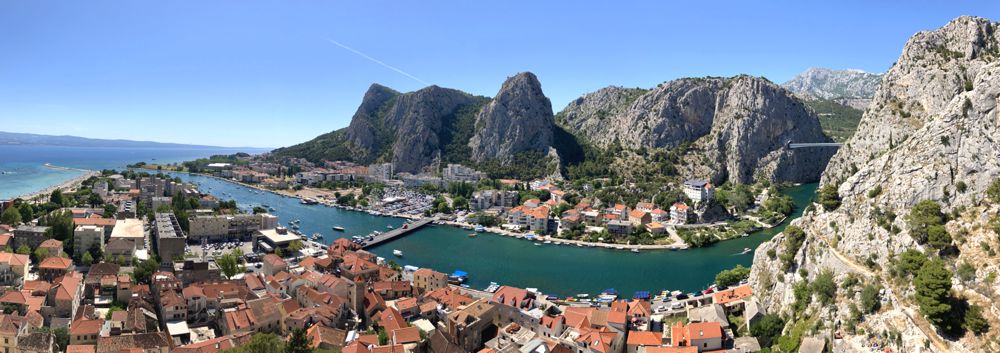 Mündung der Cetina bei Omiš in die Adria. Mündung der Cetina bei Omiš in die Adria.
