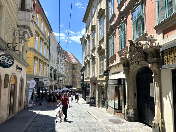 Entlang der Hofgasse zum Hauptplatz. Entlang der Hofgasse zum Hauptplatz.