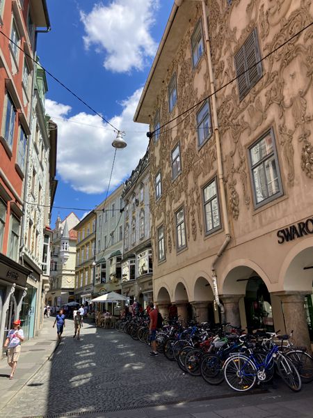 Das Luegghaus mit Stuck am Ende der Hofgasse am Hauptplatz. Das Luegghaus mit Stuck am Ende der Hofgasse am Hauptplatz.