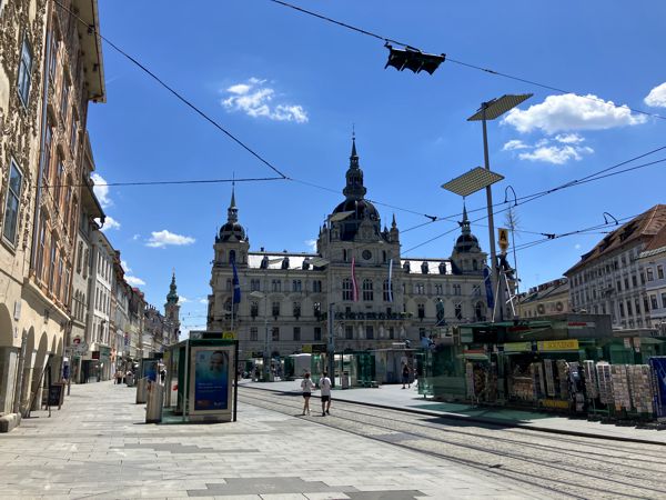 Das Grazer Rathaus am Hauptplatz mit ein paar Verkaufsständen. Das Grazer Rathaus am Hauptplatz mit ein paar Verkaufsständen.