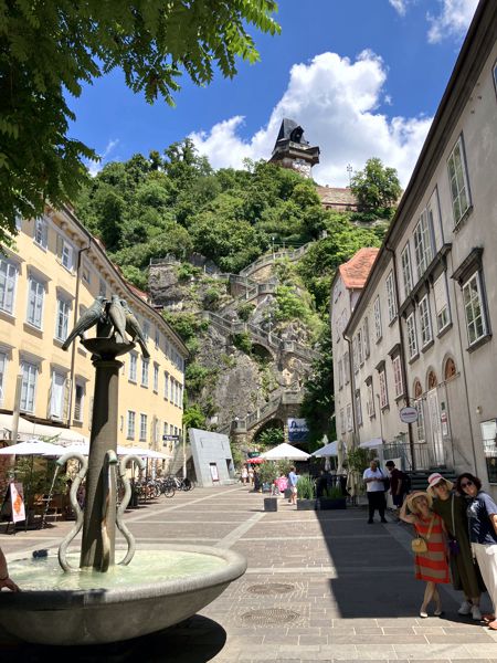 Schlossbergplatz mit Aufstieg zum Uhrturm und Tunneleingang. Schlossbergplatz mit Aufstieg zum Uhrturm und Tunneleingang.