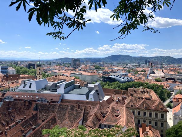 Blick vom Kriegssteig über die roten Dächer der Stadt. Blick vom Kriegssteig über die roten Dächer der Stadt.