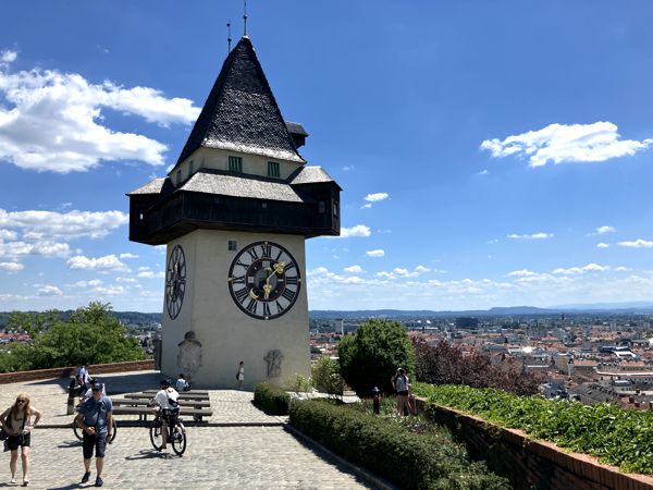 Grazer Uhrenturm ist 29 m hoch und Ziffernblatt auf 5 m Durchmesser. Grazer Uhrenturm ist 29 m hoch und Ziffernblatt auf 5 m Durchmesser.