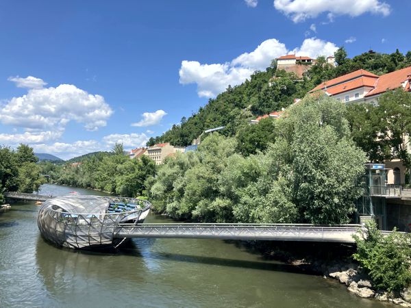 Die Murinsel mit Schlossberg. Die Murinsel mit Schlossberg.