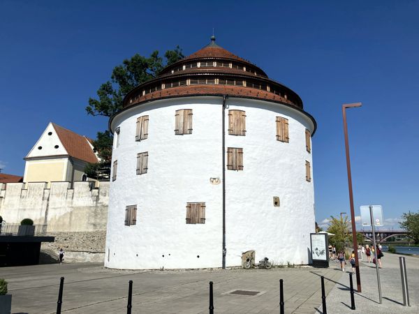 Der mächtige Reckturm / Gerichtsturm am westlichen Ende der Stadtmauer. Der mächtige Reckturm / Gerichtsturm am westlichen Ende der Stadtmauer.