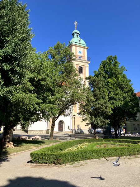 Kathedrale/Dom von Maribor mit Park und Brunnen davor. Kathedrale/Dom von Maribor mit Park und Brunnen davor.