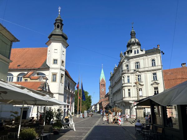Blick entlang der Slovenska - ulica Schloss (links) bis zur Franziskanerkirche (links, Backstein). Blick entlang der Slovenska - ulica Schloss (links) bis zur Franziskanerkirche (links, Backstein).