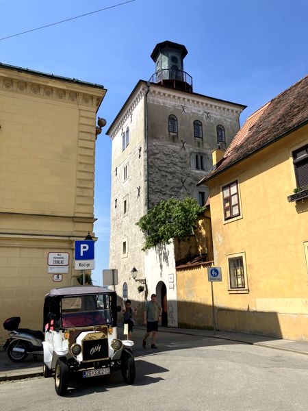 Lotrščak-Turm mit Oldtimer in Gornji Grad (Zagreb). Lotrščak-Turm mit Oldtimer in Gornji Grad (Zagreb).