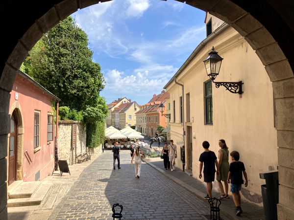 Ausgang durch das Steinere Tor mit Marienschrein. Ausgang durch das Steinere Tor mit Marienschrein.