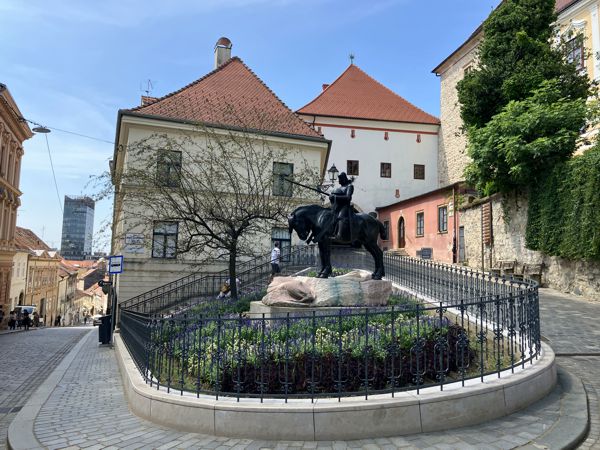 Statue des heiligen Georg und des getöteten Drachen. Statue des heiligen Georg und des getöteten Drachen.