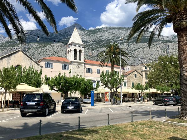 Hafenpromenade in Makarska unter Palmen. Hafenpromenade in Makarska unter Palmen.