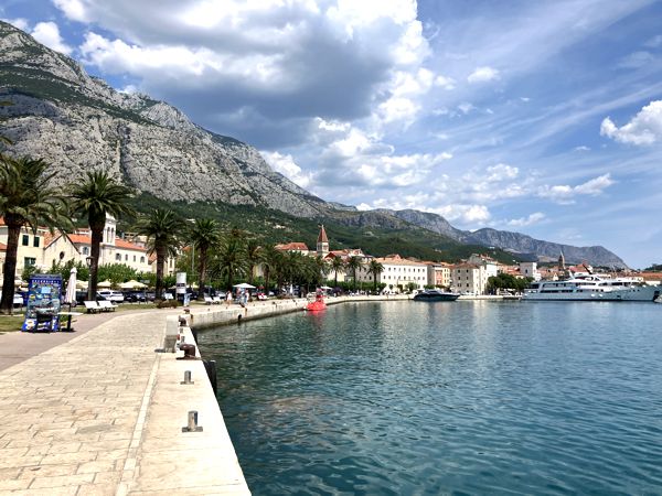 Das Hafenbecken mit Promenade und Biokovo-Massiv. Das Hafenbecken mit Promenade und Biokovo-Massiv.