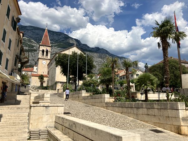 Auf dem Weg zur St. Markus Kathedrale in Makarska. Auf dem Weg zur St. Markus Kathedrale in Makarska.