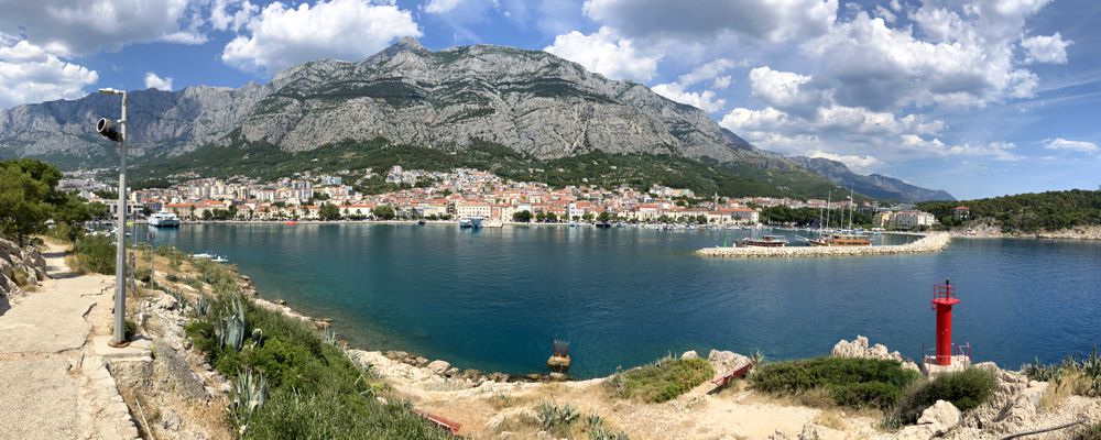 Blick von der Halbinsel zur Altstadt hinauf zum Vošac. Blick von der Halbinsel zur Altstadt hinauf zum Vošac.