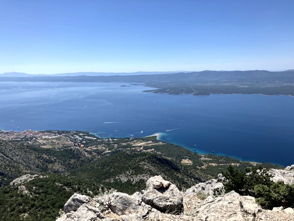 Blick vom Vidova Gora hinab nach Bol und dem Golden Horn. Blick vom Vidova Gora hinab nach Bol und dem Golden Horn.