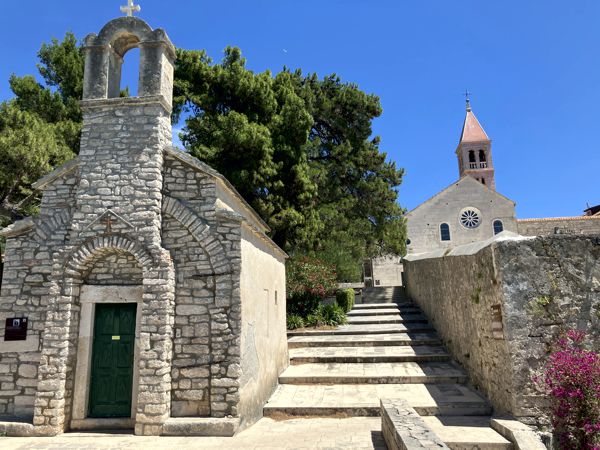 Dominikanerkloster in Bol - ein guter Schnorchelspot. Dominikanerkloster in Bol - ein guter Schnorchelspot.