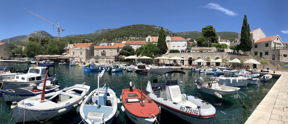 Der Hafen von Bol mit Vidova Gora (links). Der Hafen von Bol mit Vidova Gora (links).