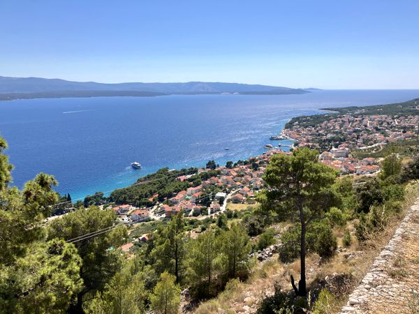 Blick hinab nach Bol. Insel Hvar am Horizont. Blick hinab nach Bol. Insel Hvar am Horizont.