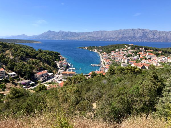 Die Bucht von Povlja mit Biokovo-Massiv im Hintergrund. Die Bucht von Povlja mit Biokovo-Massiv im Hintergrund.